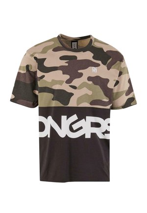 Tricou cu imprimeu camuflat, cu mâneci scurte, fabricat din bumbac. Prezintă culori verde închis și bej, cu un text alb îndrăzneț "ONGRS" în partea de jos.