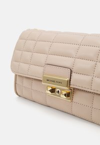 MICHAEL Michael Kors TRIBECA - Cross body bag - soft pink