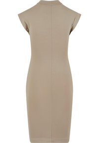 Beige tætsiddende kjole med høj krave, kapærmer og et detaljefyldt søm bagpå, lavet af glat, strækbart stof.