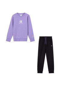 Lavendel sweatshirt met ronde hals en wit logo op de borst, gecombineerd met zwarte trainingsbroek met elastische tailleband en verstelbaar koord.