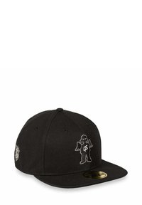 Cappellino nero con visiera piatta, caratterizzato da una grafica ricamata bianca di una figura con ali sul davanti e un logo sul lato.