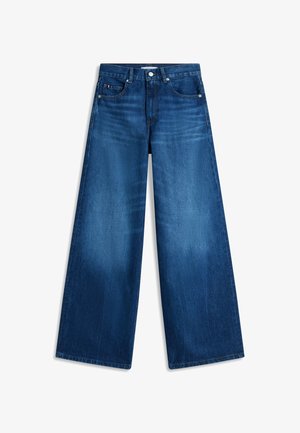 Vaqueros azules de denim de tiro alto y pernera ancha, con cierre frontal de botones y cremallera, bolsillos delanteros y sutiles desgastes en muslos y rodillas.