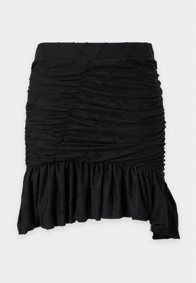 Mini-jupe noire froncée avec ourlet à volants asymétrique, motif texturé subtil et silhouette ajustée sur fond blanc uni.