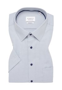 Camicia a quadri blu chiaro con una vestibilità moderna, caratterizzata da un colletto alla francese, chiusura frontale con bottoni e una sola tasca sul petto.