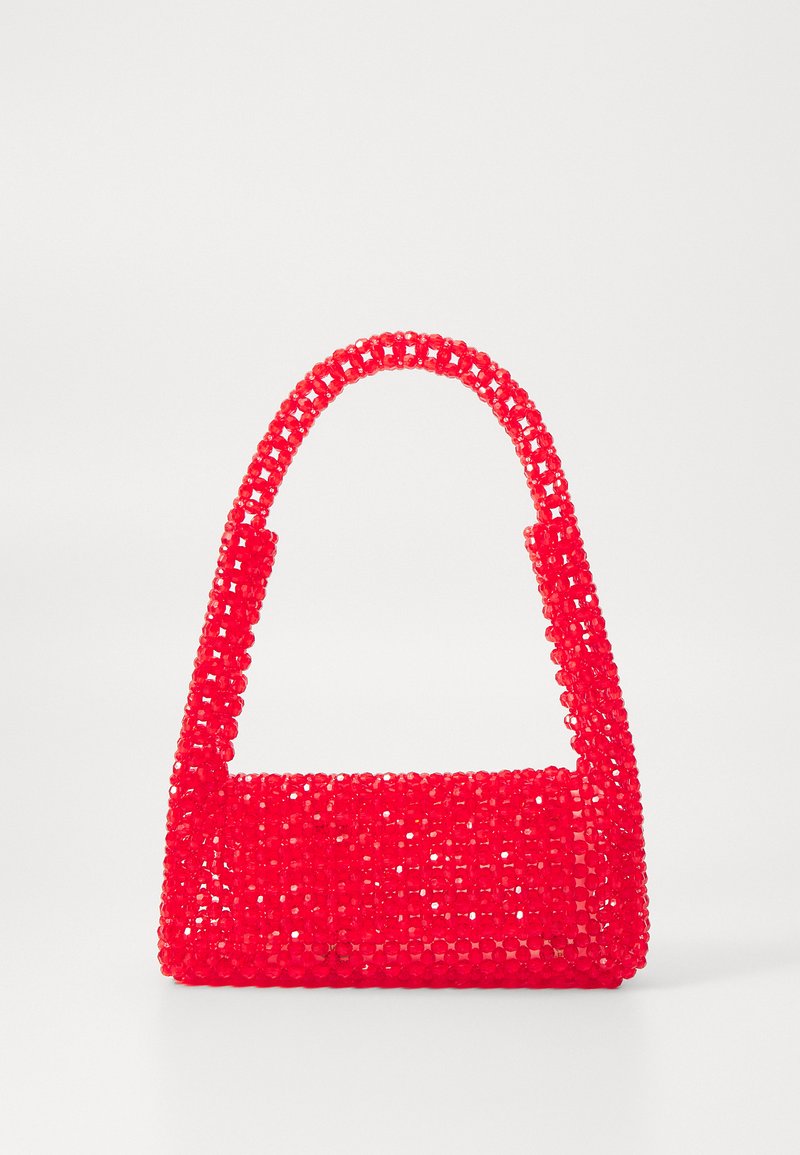 Rote Handtasche aus Perlenkunststoff, mit einem quadratischen Boden und einem gebogenen Griff. Die Oberfläche hat ein strukturiertes, glattes Finish mit einem Muster aus Perlen.