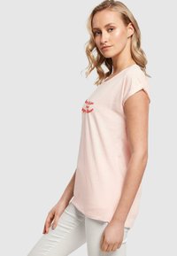 Merchcode MERRY CHRISTMAS AND HAPPY ALWAYS EXTENDED SHOULDER TEE - T-shirts print - pink