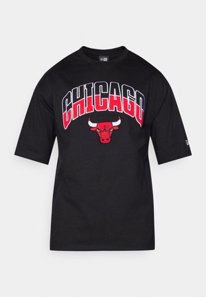 Čierne bavlnené tričko s krátkymi rukávmi, ktoré zobrazuje nápis "CHICAGO" v červenej a bielej farbe nad červeným logom Bulls. Kolo výstrih, štandardný strih.
