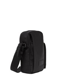 Borsa a tracolla rettangolare nera realizzata in tessuto resistente. Caratterizzata da un vano principale con zip, una tracolla regolabile e un logo decorativo.