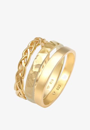 Drie gouden ringen: één gevlochten, één met een hamerslagtextuur en één glad. Alle zijn voorzien van een glanzende afwerking en hebben "925" gestempeld aan de binnenkant.