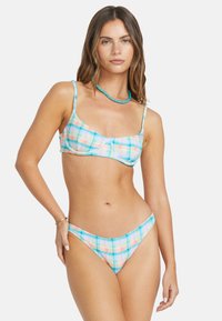 Bikini-Set mit kariertem Muster in Pastellfarben (blau, pink, gelb). Oberteil im Bra-Stil mit verstellbaren Trägern, passendem tief sitzendem Slip.