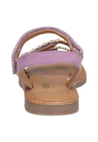 Paarse leren sandaal met meerdere banden, een metalen accent en een bruine rubberen zool. Het heeft een gladde, platte vormgeving voor comfort.