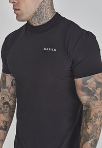 SIKSILK MUSCLE FIT Basic T-shirt black Zalando