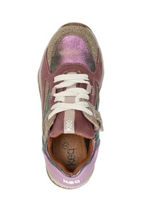 Multicolor sneaker met een mix van materialen, waaronder suede en mesh, met een glanzende roze accent, witte veters en een getextureerde zool.