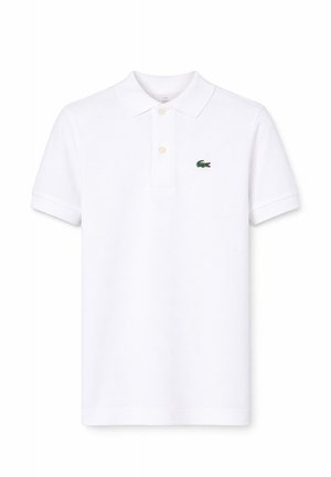 Biała koszulka polo z krótkim rękawem, z dwoma guzikami i małym zielonym logo krokodyla na lewej piersi.