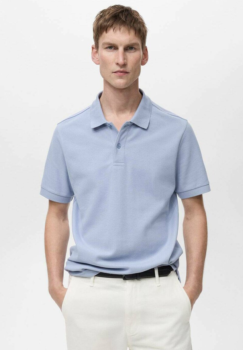 Vaaleansinisessä polo-paidassa on kauluspääntie, kahden napin suljenta ja lyhyet hihat. Sujuva pinta, istuva malli, käytetään valkoisten housujen kanssa.