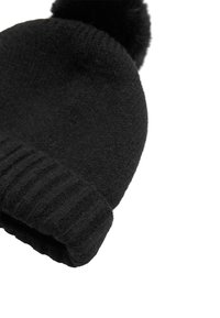 Gorro de punto negro con puño acanalado y un pompón mullido en la parte superior. Hecho de material suave, con un diseño sin costuras y acabado texturizado.