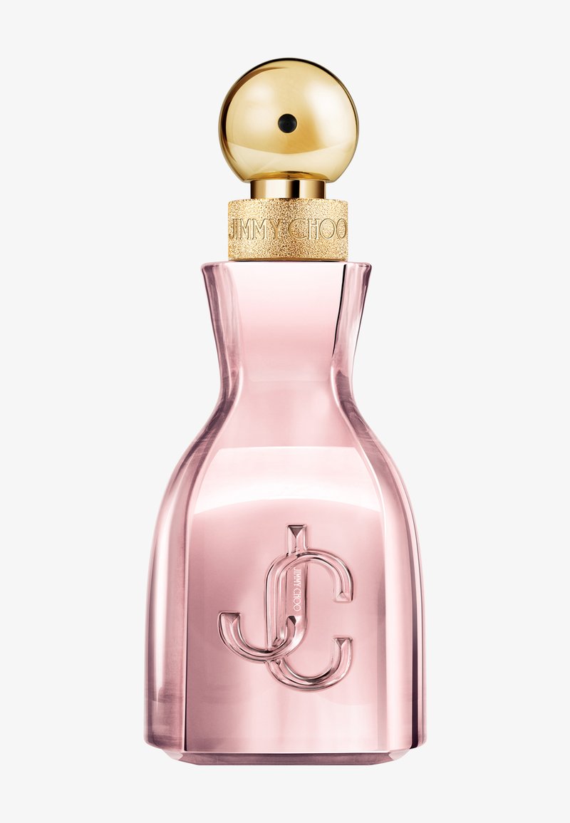 Gebogen roze glazen parfumfles met het verhoogde "JC"-logo en gouden bolvormige dop met een getextureerde band waarop "JIMMY CHOO" is gegraveerd.