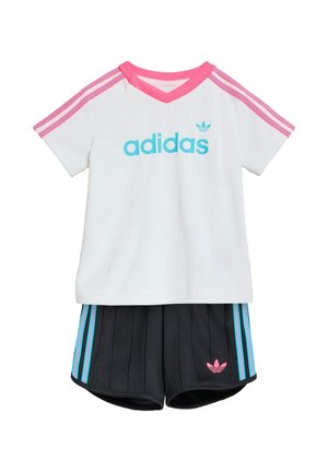 T-shirt blanc Adidas à manches courtes avec col rose et rayures, associé à un short noir avec des rayures roses et bleues et le logo Adidas.