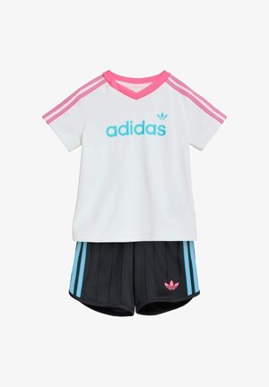 T-shirt blanc Adidas à manches courtes avec col rose et rayures, associé à un short noir avec des rayures roses et bleues et le logo Adidas.
