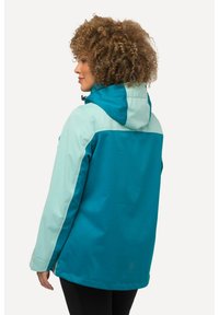 Vodeodolná bunda v tyrkysové a světle modré barvě. Obsahuje kapuci, kontrastní barevné panely a hladkou, lehkou texturu.