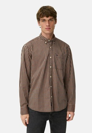Bruin en beige geblokte overhemd met lange mouwen, knoopsluiting bij de kraag, een borstzak en een gladde textuur, gecombineerd met donkere jeans.