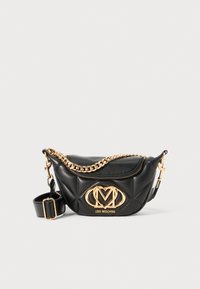 Schwarze gesteppte Handtasche aus synthetischem Leder mit goldfarbenen Beschlägen, die ein markantes Logo und einen abnehmbaren Schultergurt aufweist. Kettenakzentdetails.