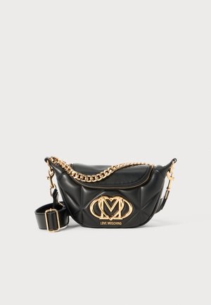 Juodas sintetinio odos siuvinėjimas rankinė su auksinės spalvos detalėmis, išsiskirianti ryškiu logotipu ir nuimamu peties diržu. Grandinėlės akcentas.