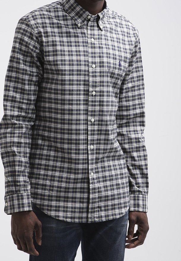 Camisa de botones en cuadros azul marino y verde, fabricada en algodón, de mangas largas y con logo en el pecho izquierdo. Presenta botones frontales y un cuello desplegado.