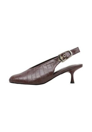 Zapato de tacón bajo tipo kitten con tira trasera de cuero marrón con textura de cocodrilo y hebilla dorada sobre fondo blanco.