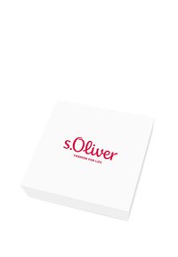 Scatola bianca con il testo rosso "s.Oliver FASHION FOR LIFE" nella parte superiore, con un design rettangolare piatto e una superficie liscia.