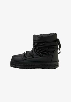 Schwarzer Winterstiefel mit gepolstertem Schaft und elastischem Kordelzug. Verfügt über eine profilierte Sohle und ein glattes Obermaterial. Abgerundetes Zehendesign.