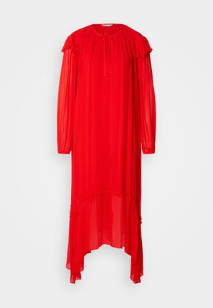 Robe en chiffon rouge avec des manches longues, des accents de bretelles froncées et un ourlet asymétrique. Présente un col rond avec une fermeture à nouer.