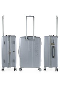 Maleta rígida plateada con asa extensible, cuatro ruedas, cierre de cremallera y detalle de logo en relieve. Presenta un diseño rectangular elegante.