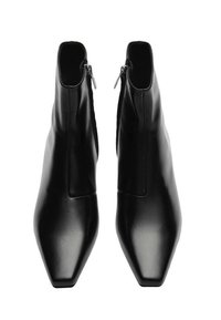 Černé kotníkové boty se čtveratou špičkou a hladkým koženým texturem. Mají boční zip pro uzavření. Minimalistický design s elegantním siluetou.