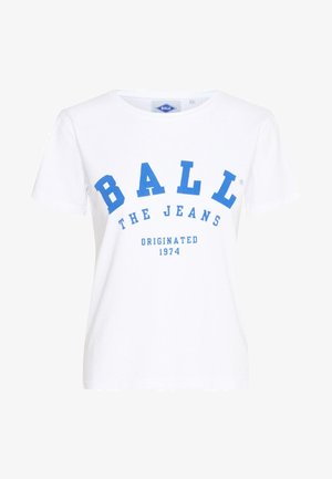 Biała bawełniana koszulka z krótkim rękawem, z niebieskim nadrukiem: "BALL THE JEANS ORIGINATED 1974" w wyrazistej typografii.