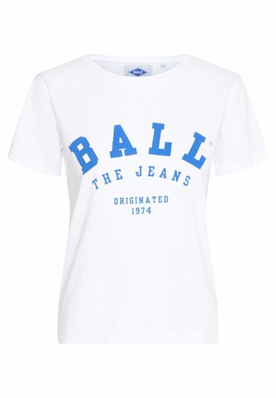 Hvit bomulls T-skjorte med korte ermer, med blå trykt tekst: "BALL JEANSENE OPPRINNELSE 1974" i fet typografi.