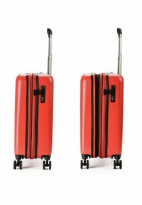 Roter Hartschalenkoffer mit strukturiertem Finish, doppeltem Reißverschluss, Kombinationsschloss und vier Drehrollen. Teleskopgriff ausgezogen.