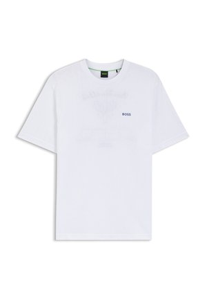 Valkoinen lyhythihainen pyöreäkauluksinen T-paita, jossa pieni sininen "BOSS"-logo vasemmassa rinnassa, esitetty yksivärisellä valkoisella taustalla.