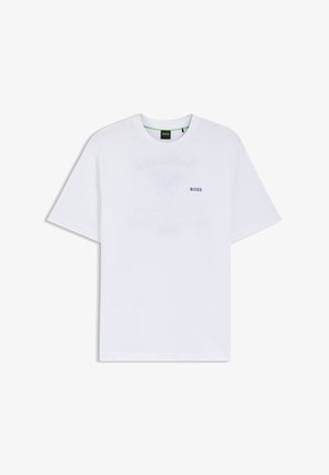 Valkoinen lyhythihainen pyöreäkauluksinen T-paita, jossa pieni sininen "BOSS"-logo vasemmassa rinnassa, esitetty yksivärisellä valkoisella taustalla.