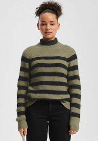 Sweter dzianinowy z wysokim kołnierzem, w zielono-czarną poziomą paski, z prążkowaną fakturą i przedłużonymi rękawami z otworami na kciuki.