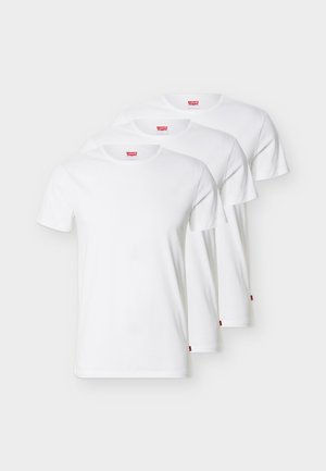 Tre enkle hvite Levi's t-skjorter med rund hals, stablet med røde Levi's-merkelapper på krager og sidesømmer, vist på en hvit bakgrunn.