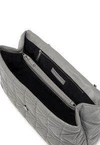 Borsa a tracolla in pelle grigia trapuntata con una texture morbida, dotata di un interno nero, due scomparti e una tasca con cerniera per l'organizzazione.