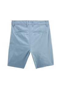 Shorts en coton bleu clair avec une taille ajustée, dotés de deux poches arrière. Texture lisse et design épuré, bien coupé.