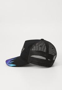 Svart baseballcaps med mesh bakside, med en fargerik gradienttopp i blått og lilla. Detaljer inkluderer broderte accenter foran.
