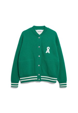 Grüne Strickjacke mit rundem Kragen, silbernen Druckknöpfen, zwei Vordertaschen sowie einem weißen gestreiften Rippbündchen an Saum und Ärmeln. Mit dem weißen Buchstaben 'A'.