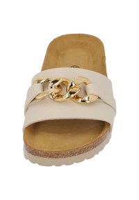 Beige slide sandal med två remmar, en guldkedja som accent, fotbädd med korktextur och gummisula. Slätt material med matt yta.