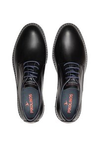 Zapatos de cuero negro con un acabado suave, puntera redonda y cordones azules en contraste. Presenta un logotipo rojo en la plantilla y acentos de costura.