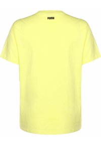 Kollane puuvillane t-särk lühikeste varrukatega ja ümar kaelus. Selja kaela taga on must "PUMA" logo. Sile tekstuur, vabaaegne disain.