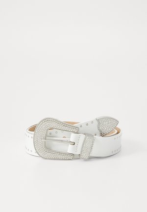 Cintura in pelle bianca con una grande fibbia in argento decorata con strass. Ha una texture liscia con piccoli chiodini decorativi.