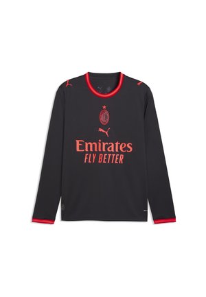 Camiseta de fútbol de manga larga negra del AC Milan con cuello rojo, extremos de las mangas rojos, logo de Puma, emblema del club y texto del patrocinador "Emirates Fly Better".